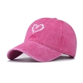 Dettaglio di un cuore bianco ricamato su un berretto da baseball in cotone rosa lavato - Regolabile / Ghirlanda di Cuori Rosa Rosso