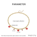 Detail van gouden aardbeienketting met hanger afmetingen 15x13mm en 10x7mm - Figaro Ketting Aardbei Hanger Stijl (KN292054-Z)