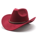 Détail d'un chapeau de cowboy en feutre rouge avec bandeau perlé marron et bord large - M (56-58cm) / Bordeaux