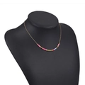 Collana bohémien con perline Heishi multicolore e dettagli dorati su busto nero - Perline Heishi Boho Miste
