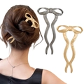 Detail van gouden en zilveren haarspelden met strik en een elegante knot-kapsel stijl - 2-delige set / Zwart + Goud