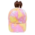 Detail van tie-dye honkbalpet met distressed finish en gekruiste paardenstaartopening - Verstelbaar / Geeloranje