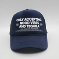 Detaillierte Nahaufnahme der dunkelblauen Trucker-Kappe mit Only Accepting Good Vibes Print - Marineblau
