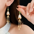 Detail von Vintage-Lotustasten-Ohrringen mit weißem Kürbis-Anhänger und goldenen Ketten - 90# Ohrhaken-Gold