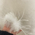 Pince à cheveux élégante en plumes d'autruche blanches au design doux et raffiné - Blanc