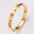 Pulsera punk de oro pulido con remaches y cierre de hebilla lateral con acabado brillante - Dorado