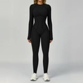 Zwarte yoga jumpsuit met lange mouwen voor dames, voorzien van contournaden en slim fit - S / Premium Zwart