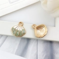 Grüner Emaille-Muschelanhänger mit goldener strukturierter Rückseite für DIY-Schmuck - Ozean-Muschel
