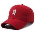 Casquette de baseball rouge en coton avec broderie lettre R gothique blanche, vue 45° - Rouge