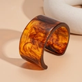 Detalle del brazalete de resina iridiscente con textura jaspeada de ámbar y acabado retro - Versión Ancha Abierta con Textura de Carey Café