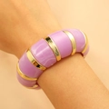 Nahaufnahme eines breiten Armreifs mit lila Harzsegmenten und goldenen Metallringen - Breiter Elastischer Stil (KC Gold-32)