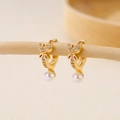 Elegante goldene Schmetterlingsohrringe mit weißen Perlen und funkelnden Kristallen - Schmetterling Perlenanhänger Stil (EH412002)