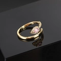 Macro di anello a serpente dorato con gemma rosa a pera e dettagli in pavé di diamanti - Anello a Serpente d'Oro Con Gemma Rosa a Pera
