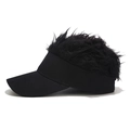 Vue de profil de la visière de baseball noire avec extension de cheveux synthétiques - Chapeau Noir Cheveux Noirs