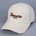 Détails de broderie 3D et bord usé sur une casquette de baseball en coton beige - Beige