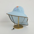 Dettaglio cappello sole azzurro per bambini con protezione collo e orsetto - 54cm (4-8 Anni) / Blu