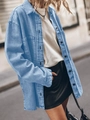 Detalle de camisa vaquera extragrande azul claro con bolsillos grandes y botones - S / Azul claro