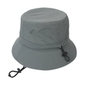 Detalle de un sombrero de pescador gris con orificios laterales y correa ajustable - gris oscuro