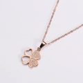 Collana a quadrifoglio in oro rosa con zirconi e petali a forma di cuore traforati - Oro rosa