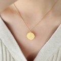 Gouden titanium stalen ketting met een ronde geluksembleem hanger aan een fijne keten - 40+5cm / Goud