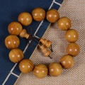 Buddhistisches Armband aus goldenem Sandelholz mit 12 großen strukturierten Holzperlen - 18mm*13 Perlen/Feines Loch mit Flaschenkürbis