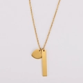 Detalle de collar de acero inoxidable dorado con colgantes en forma de corazón y barra - Dorado