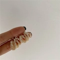 Detailansicht der Spiral-Ohrringe mit echten Süßwasserperlen und goldener Fassung - Cremeweiß (S925 Sterling Silber Stift)