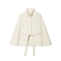 Eleganter weißer Kurzmantel in Cape-Form für Damen mit Stehkragen und passendem Taillengürtel - S / Milchweiß