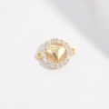 Vue macro d'un connecteur coeur en argent S925 doré avec des cristaux de zircon blanc - Style Cœur Brillant Vidé Doré