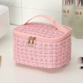 Rosa Tweed-Kosmetiktasche mit goldenem Doppelreißverschluss und Griff im Badezimmer - Pfirsichblütenrosa