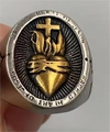 Detail des Herz-Jesu-Rings mit Kreuz- und Dornenmotiven in zweifarbiger Ausführung - US 7 / Zweifarbig Silber und Gold (01503)