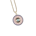 Nahaufnahme des 18K vergoldeten Evil-Eye-Anhängers mit rosa Emaille und Kristallen - Zirkon Rosa
