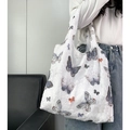 Detail der weißen Canvas-Tasche mit Schmetterlingsmustern und flauschigem Stoff - Mehrfarbige Schmetterlingsmuster Weste Tasche