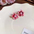 Nahaufnahme von Blumenohrringen mit rosa Blütenblättern und Perlen auf Keramiktablett - 59# Silberne Nadel Lackierte Perlen Blumen Ohrstecker