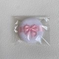 Houppette en velours cristal blanc avec ruban rose dans un emballage transparent - Sac OPP / Grand (70*18MM)