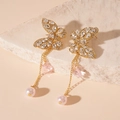 Detalle de pendientes de mariposa dorados con flores rosas y colgantes de perlas - Pendientes de borla de mariposa dorados (HE24237)
