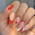 Unghie finte a mandorla rosse e nude lucide con punte French bianche, cuori e glitter - Stile YS379 (Senza Attrezzi)