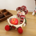 Panier de Noël bonhomme de neige en osier blanc avec bonnet et écharpe à carreaux - Bonhomme de Neige