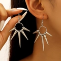 Silberne Punk-Ohrringe mit vierzackigen Sternspitzen und gotischen Metallanhängern - Mehrfach-Spike-Quasten-Stil (Weiß K 10673)