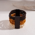 Detail eines böhmischen mehrlagigen Holzperlen-Armbands mit Trennelementen auf Stein - Kaffee (Stil 1)
