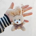 Détail d'un porte-clés lapin en peluche beige avec nœud à carreaux brun et fermoir doré - Porte-clés à fermoir mousqueton / 10cm / Kaki Foncé