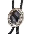Dettaglio di cravatta Bolo argento vintage con gemma nera e motivi floreali a vite incisi - Gemma Sfaccettata Argento Thai