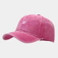 Dettaglio del ricamo bianco lettera D sulla trama del berretto in denim rosa lavato - Regolabile / Rosa Rosso