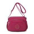 Borsa a tracolla in nylon impermeabile magenta con robuste cerniere e tasche laterali - Rosso Scuro