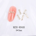 Nahaufnahme von 9x3mm goldenen Infinity-Nagel-Charms auf weißem Hintergrund für Maniküre - Goldener Unendlichkeit Stil (8940)