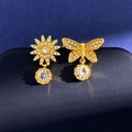 Elegantes pendientes asimétricos dorados con motivos de mariposa y sol con strass brillantes - Dorado