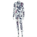 Detail eines hochgeschlossenen Langarm-Jumpsuits mit abstrakten blau-roten Kunstdrucken - S / Regenbogen