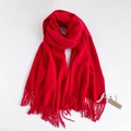 Sciarpa rosso acceso in finto cashmere con eleganti frange su sfondo bianco - Rosso