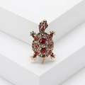 Spilla vintage a forma di tartaruga dorata con cristalli colorati su base bianca - Rosso