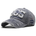 Dettaglio cappello baseball in denim grigio-blu con toppa 85 e ricami stile vintage - Taglia unica / Grigio